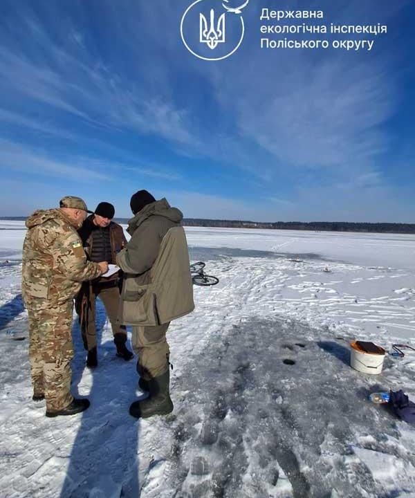 На Малинському водосховищі виявили чоловіків, що перебували на території зимувальних ям та намагались впіймати рибу