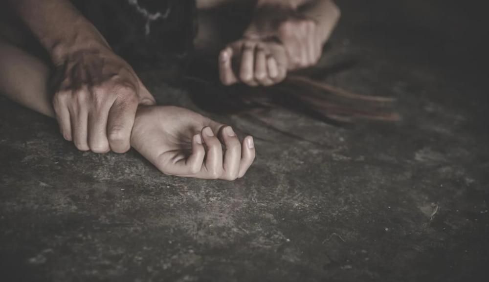 Житель Житомирщини сяде за грати на 15 років: ґвалтував малолітню доньку співмешканки