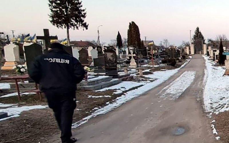 Крав пам’ятні речі з могил загиблих військових – 55-річному жителю Житомирщини загрожує 8 років тюрми