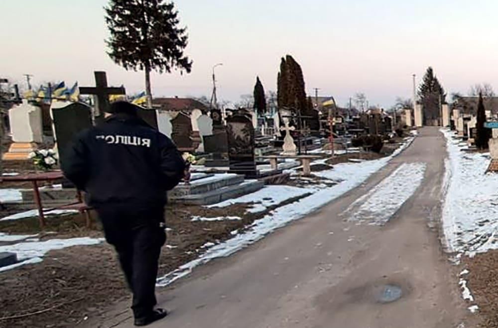 Крав пам’ятні речі з могил загиблих військових – 55-річному жителю Житомирщини загрожує 8 років тюрми