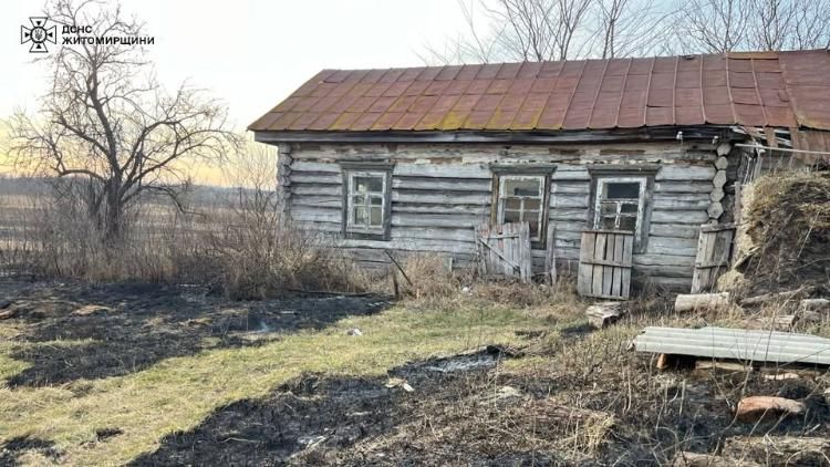 У селі на Овруччині горіла суха трава: після ліквідації пожежі вогнеборці виявили тіло жінки