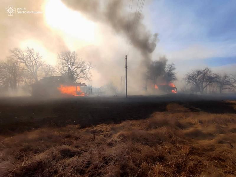 На Овруччині горів сухостій: вогонь перекинувся за 7 занедбаних споруд, з яких чотири – житлові будинки