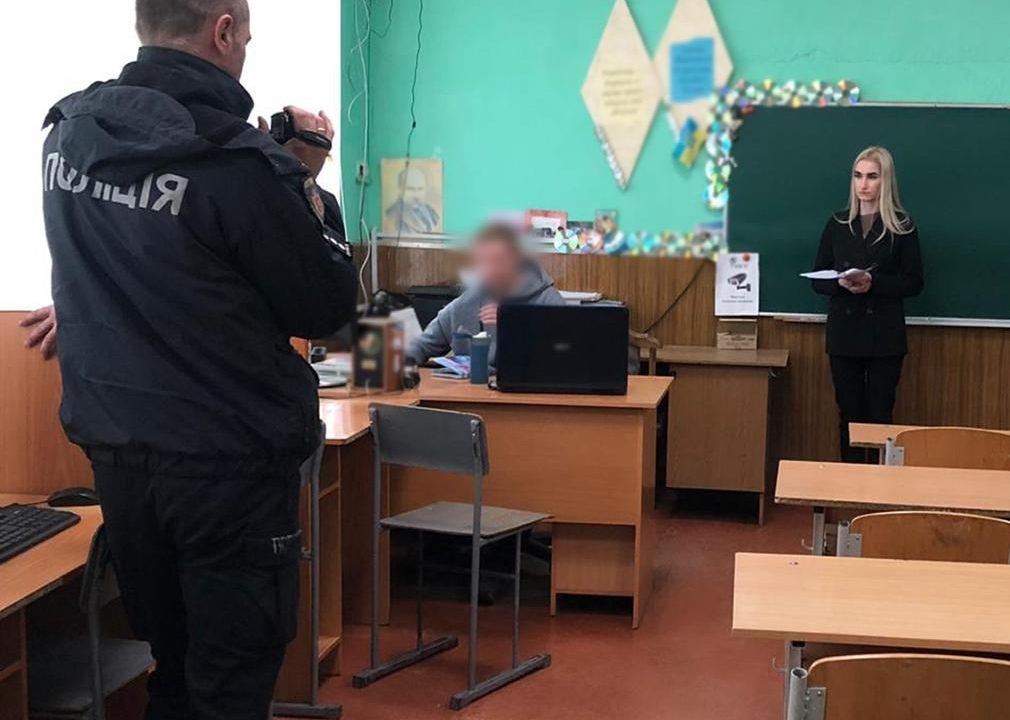 Вчитель, який у Малині побив двох учнів, отримав підозру