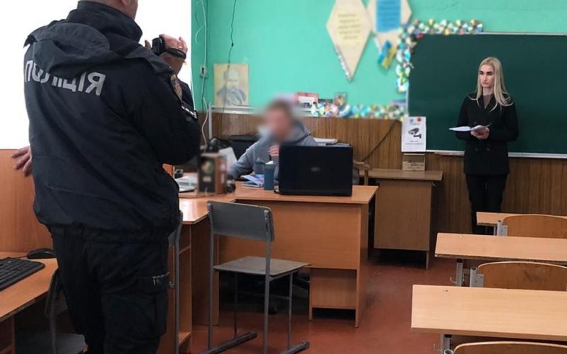 Вчитель, який у Малині побив двох учнів, отримав підозру
