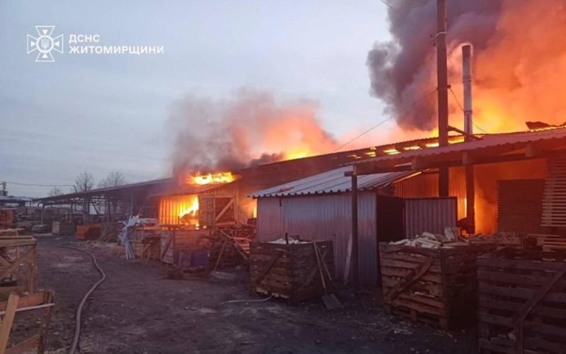 У селі Малинської громади сталася пожежа на деревообробному підприємстві: 12 рятувальників «боролися» з вогнем