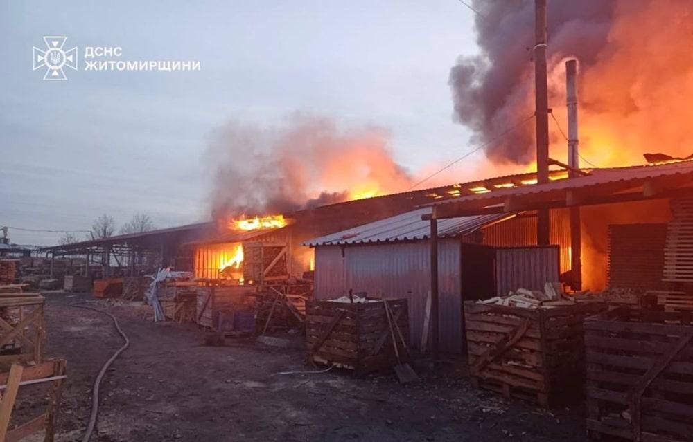 У селі Малинської громади сталася пожежа на деревообробному підприємстві: 12 рятувальників «боролися» з вогнем