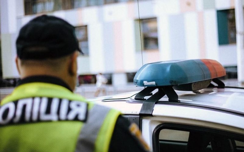 Дорогою з церкви ледве не побилася з поліцейськими: у Малині оштрафували жінку за лайку та злісну непокору