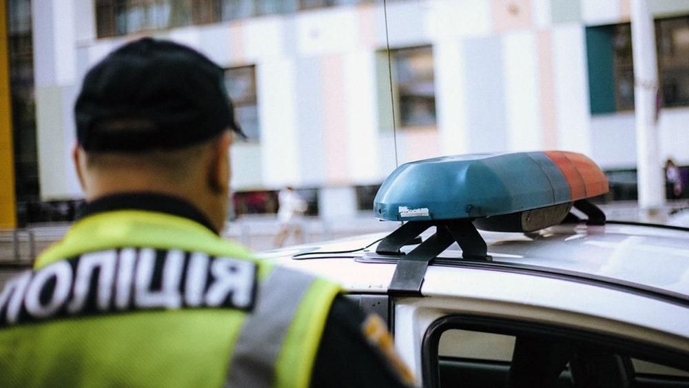 Дорогою з церкви ледве не побилася з поліцейськими: у Малині оштрафували жінку за лайку та злісну непокору