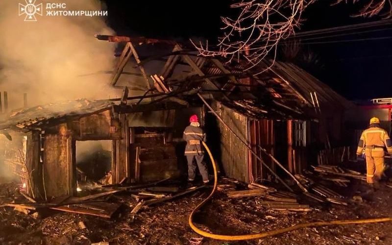 У селі на півночі Коростенщини горіла покрівля в будинку: травмувався чоловік, який самостійно хотів загасити вогонь