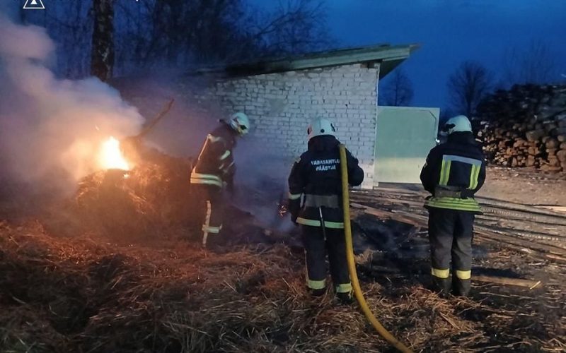 У селі на Овруччині горіла солома, вогонь перекинувся на гараж