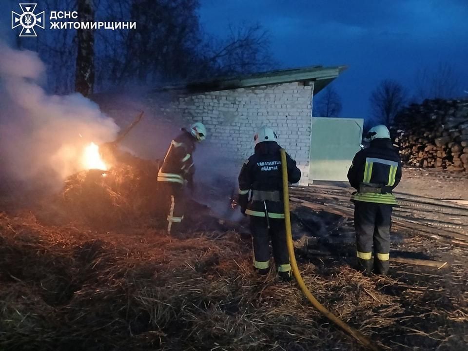 У селі на Овруччині горіла солома, вогонь перекинувся на гараж