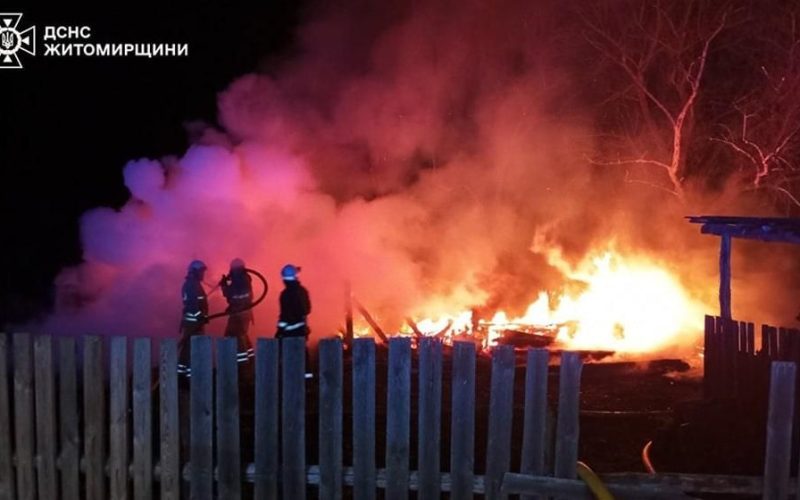 На Овруччині минулої доби горіли господарські будівлі та суха трава