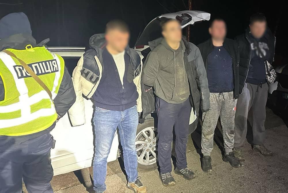 На території Овруцької громади, поруч з білоруським кордоном, затримали вінничанина, який допомагав чоловікам покинути країну