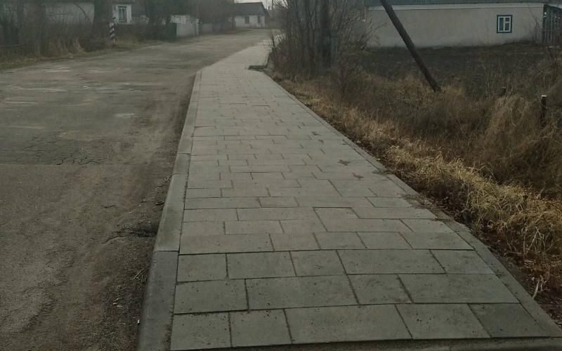 У Лугинах на одній з вулиць облаштовуватимуть тротуарну доріжку