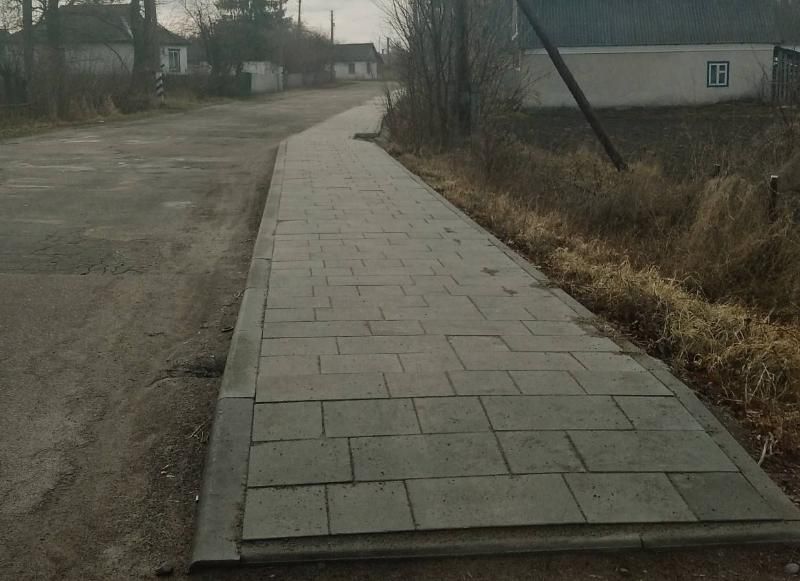 У Лугинах на одній з вулиць облаштовуватимуть тротуарну доріжку