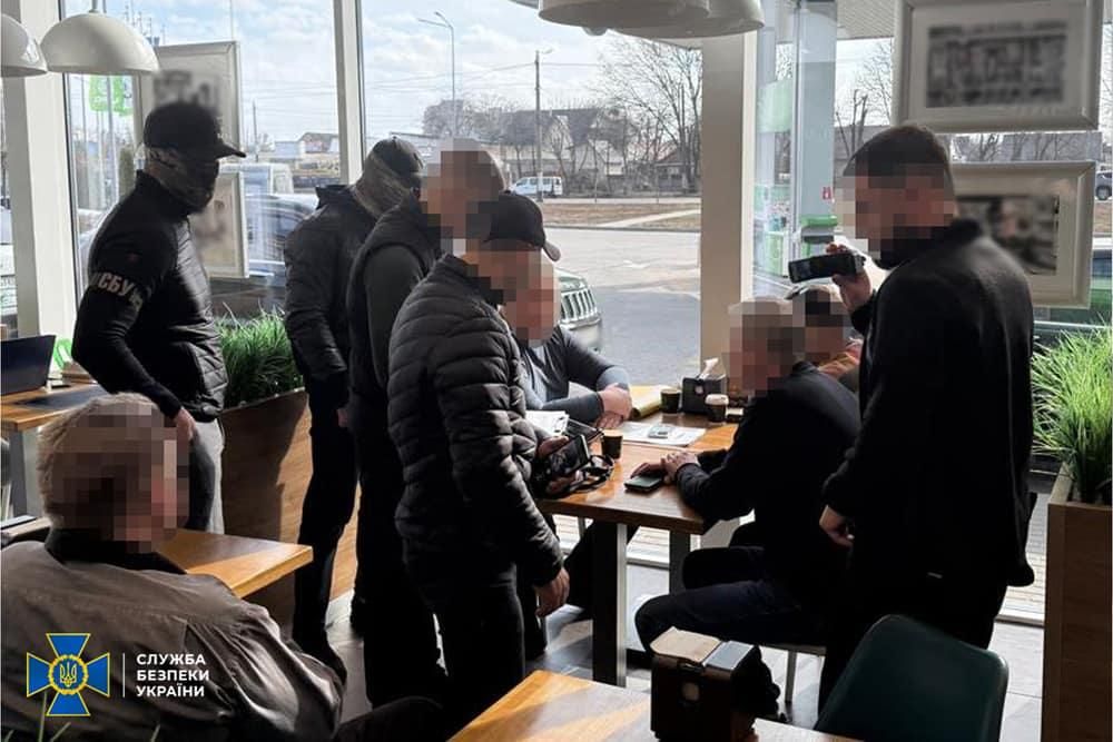 Жителі Житомирщини за хабар у майже 3 млн грн обіцяли фермеру надати землю