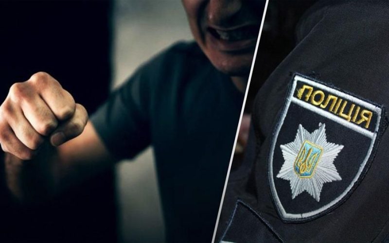 На Житомирщині 8 березня троє п’яних чоловіків побили поліцейських та пошкодили службову автівку