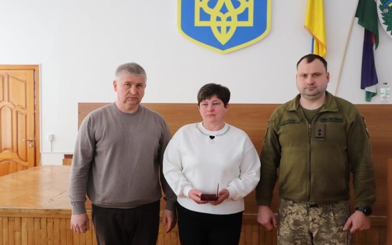 В Олевській міськраді рідним загиблого Захисника Олексія Мацепури передали посмертну нагороду