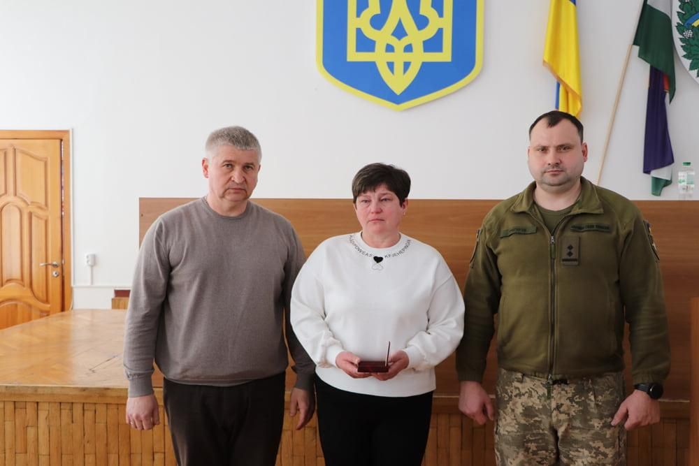 В Олевській міськраді рідним загиблого Захисника Олексія Мацепури передали посмертну нагороду