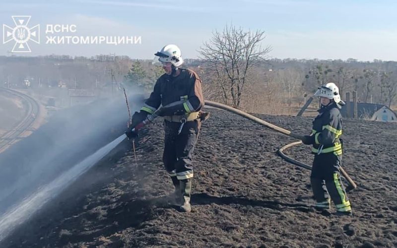 У Коростенському районі рятувальники 5 днів гасили торфовище площею 7 га