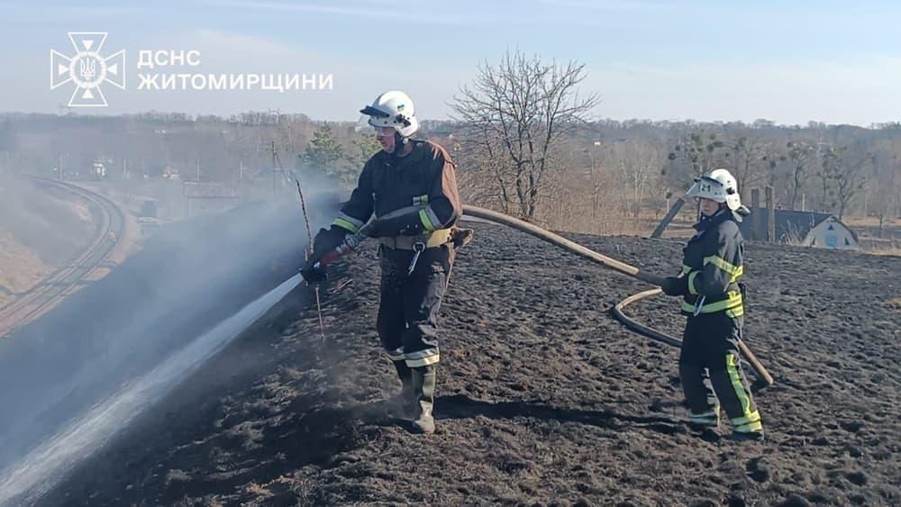 У Коростенському районі рятувальники 5 днів гасили торфовище площею 7 га