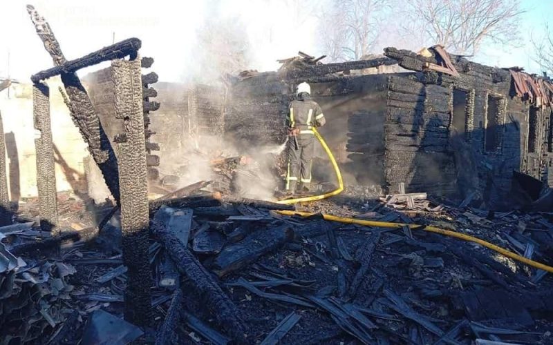 Під час ліквідації пожежі в селі на Коростенщині рятувальники виявили тіла чоловіка та двох жінок