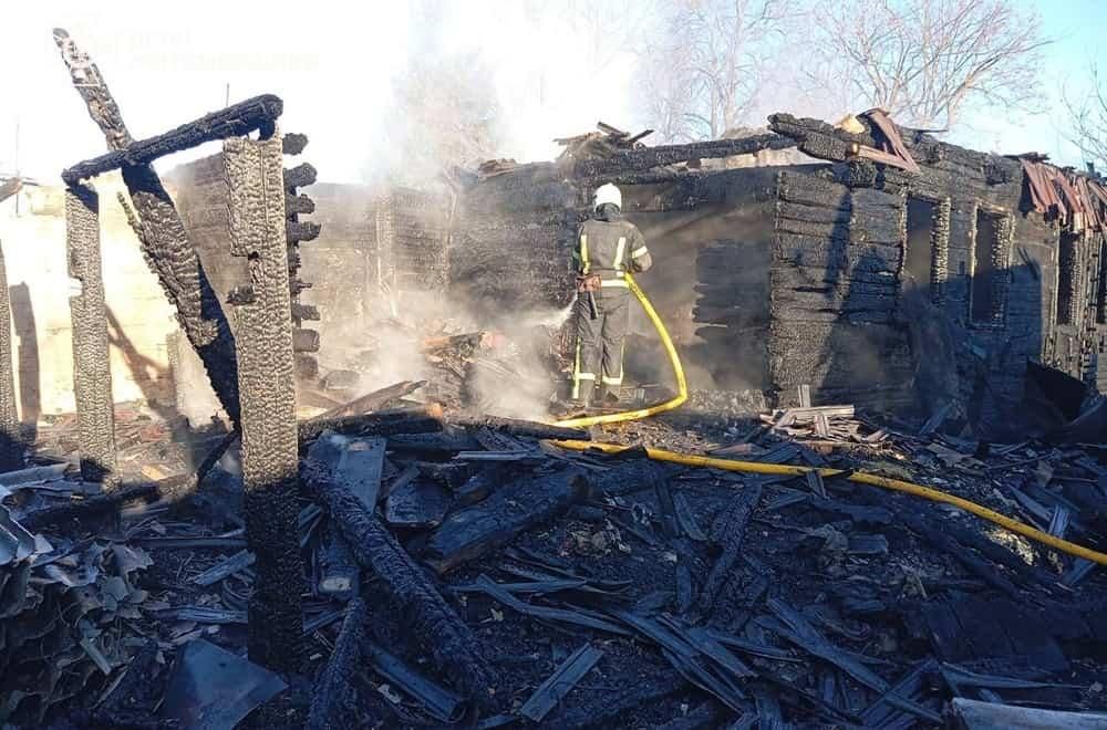Під час ліквідації пожежі в селі на Коростенщині рятувальники виявили тіла чоловіка та двох жінок