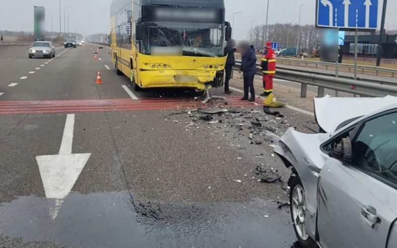 На автодорозі в Житомирській області зіштовхнулися автобус та легковик