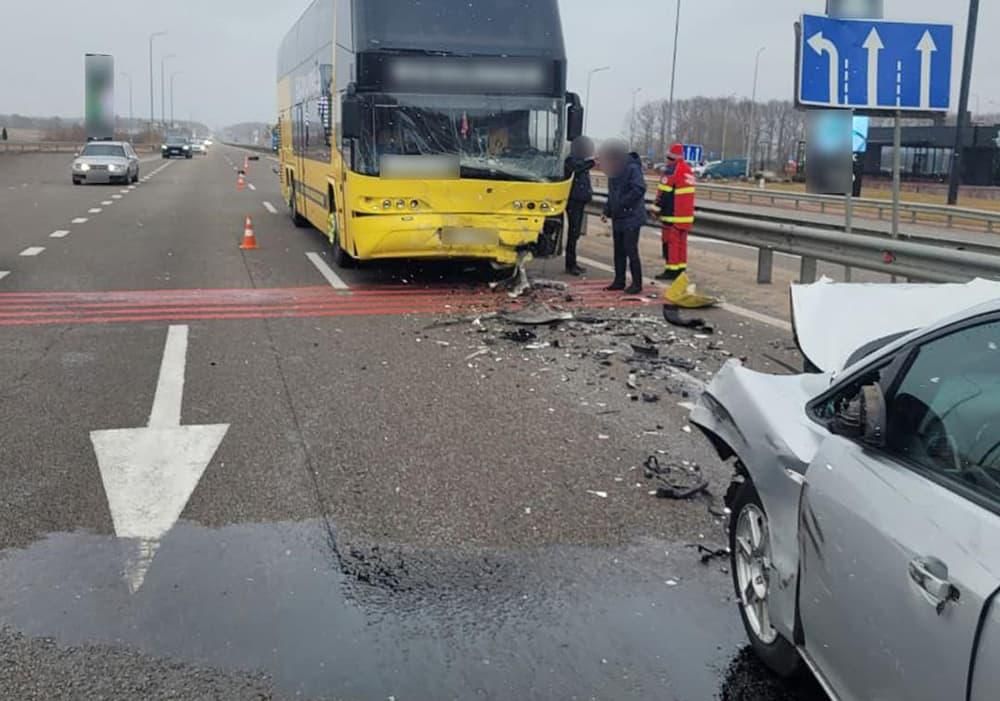 На автодорозі в Житомирській області зіштовхнулися автобус та легковик