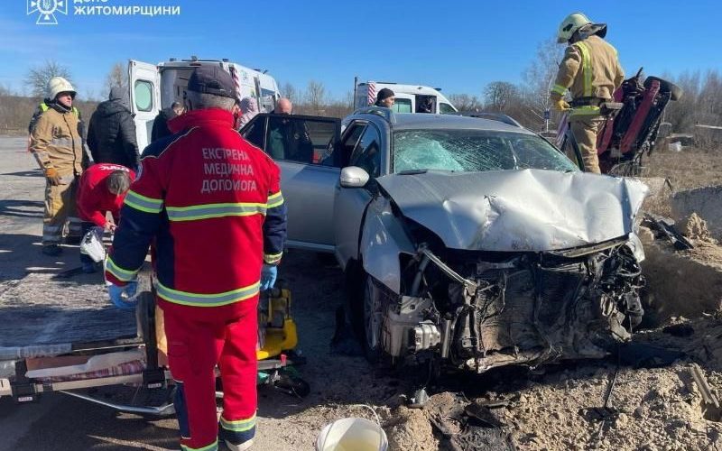На дорозі в Житомирській області зіштовхнулись дві автівки: четверо людей постраждали