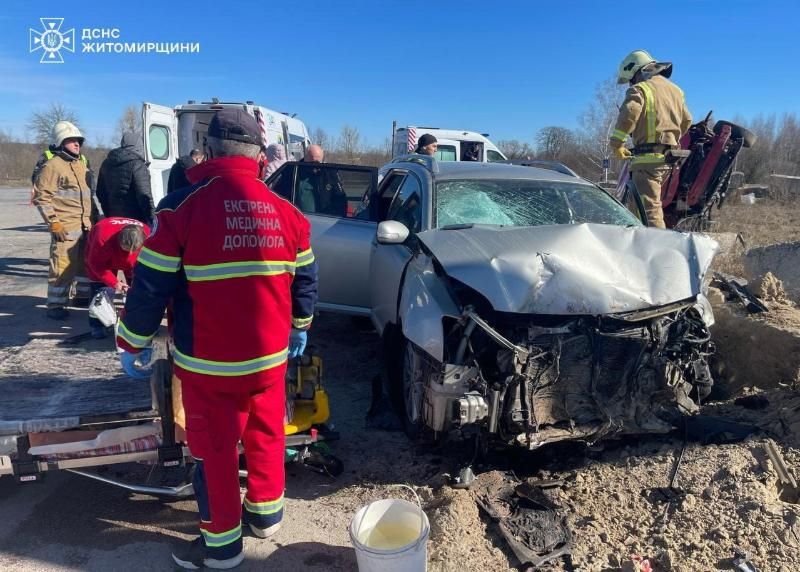 На дорозі в Житомирській області зіштовхнулись дві автівки: четверо людей постраждали