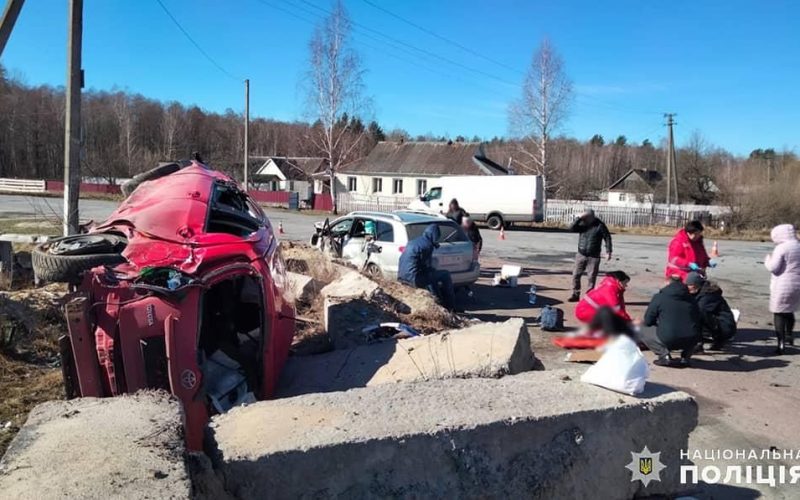 Подробиці ДТП в Житомирській області за участі двох автівок: водій загинув, троє в лікарні