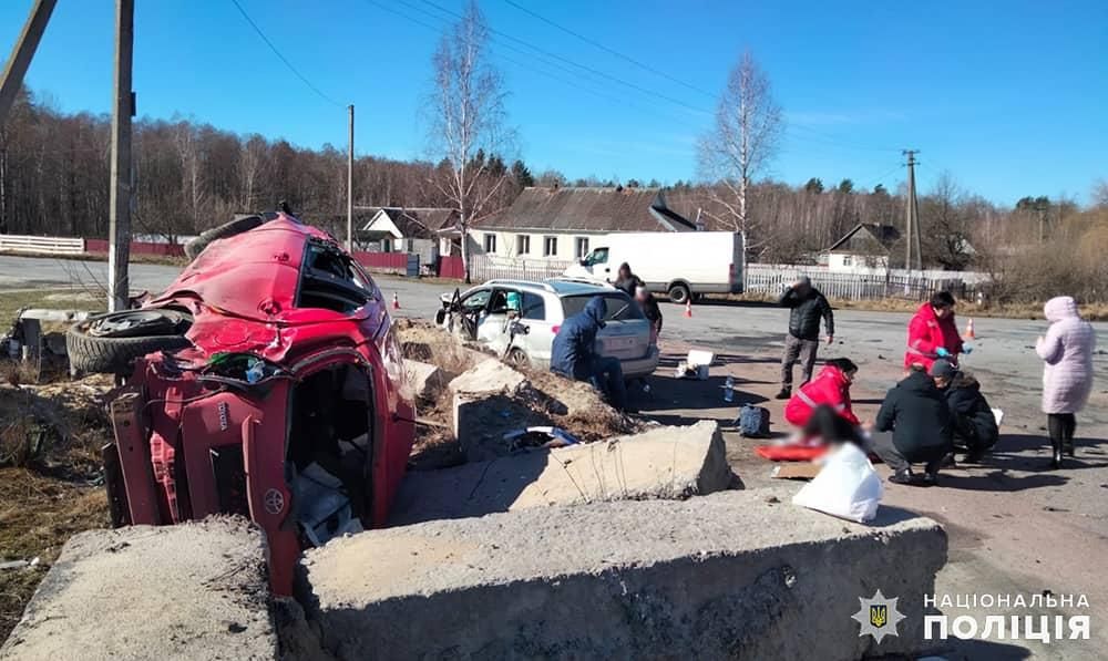 Подробиці ДТП в Житомирській області за участі двох автівок: водій загинув, троє в лікарні