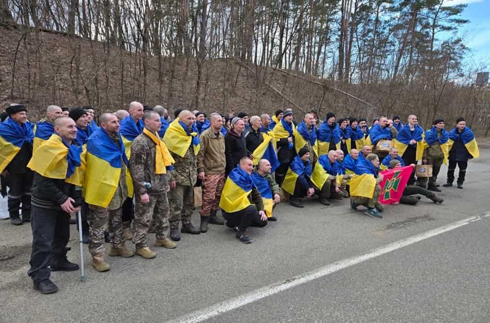 До України з полону повернулись майже 200 захисників