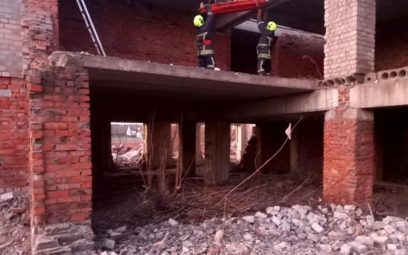 У селищі на Житомирщині під час розбору будівлі чоловіку затисло ногу бетонною плитою