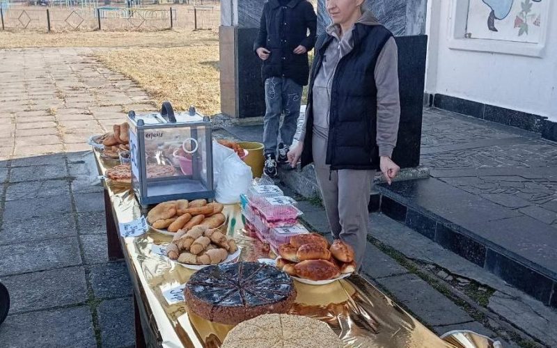 У селищі Олевської громади працівники будинку культури організували ярмарок: виручені кошти передали на ЗСУ