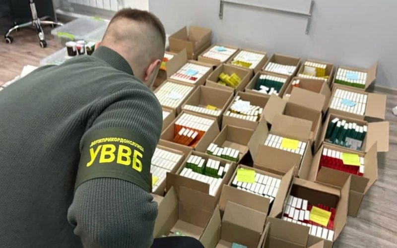 На Житомирщині правоохоронці провели обшуки: викрили незаконний продаж БАДів із канабісом