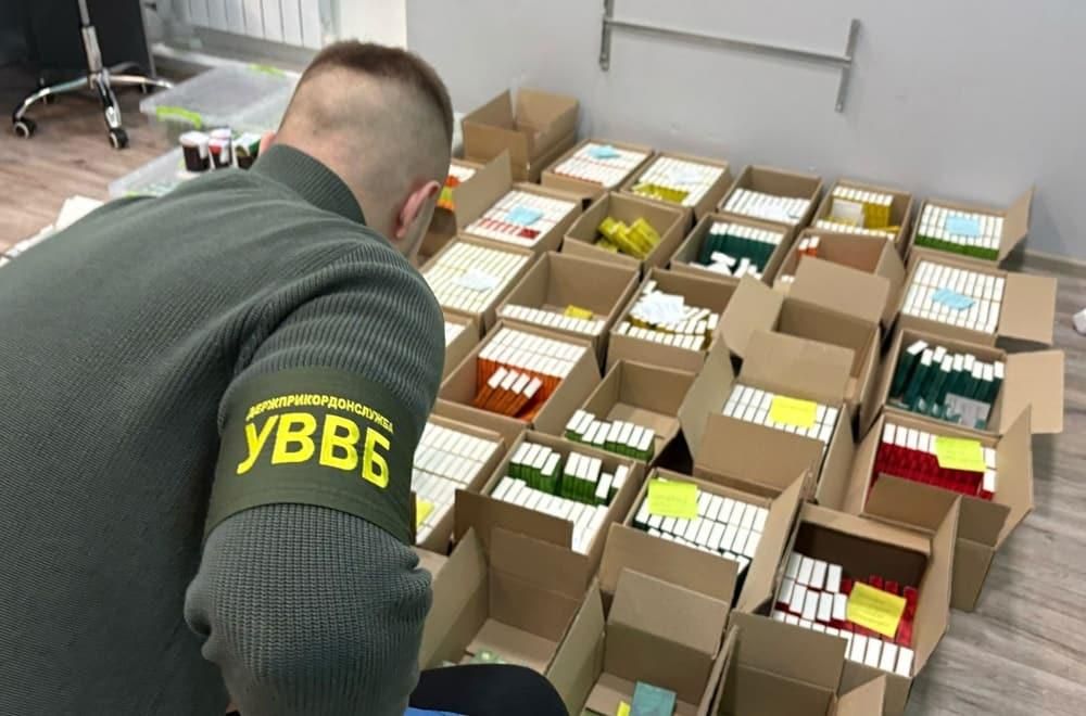 На Житомирщині правоохоронці провели обшуки: викрили незаконний продаж БАДів із канабісом