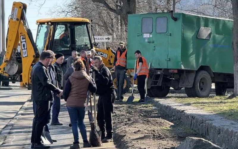 У Малинській громаді розпочався місячник благоустрою: прибирають у скверах, парках та упорядковують клуби