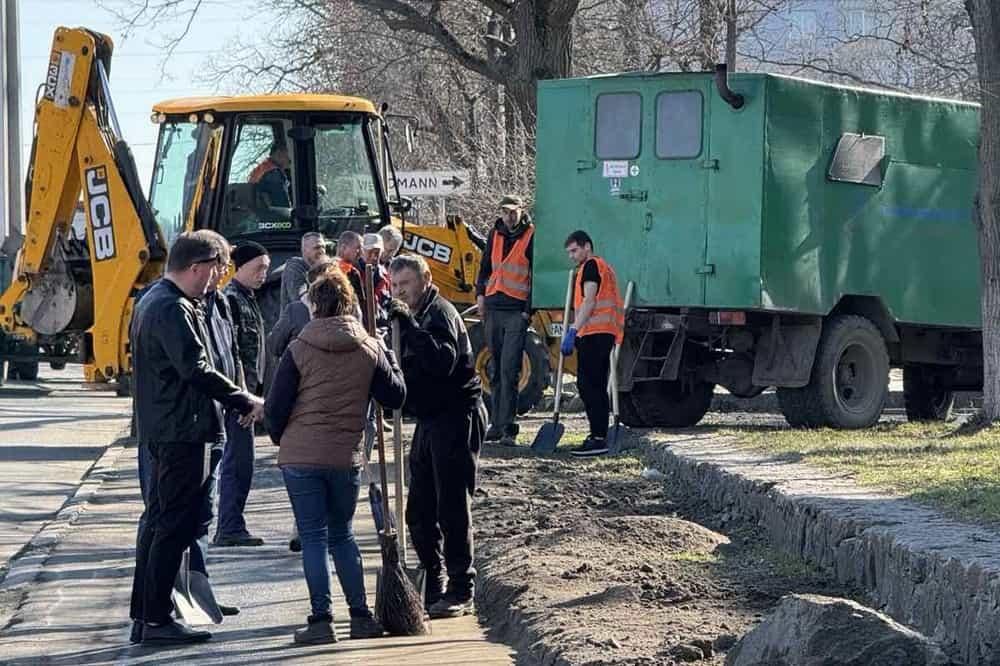 У Малинській громаді розпочався місячник благоустрою: прибирають у скверах, парках та упорядковують клуби