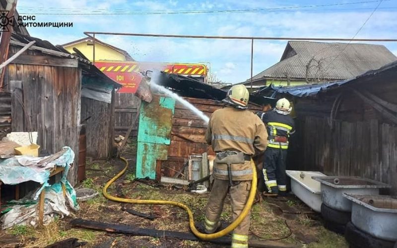 В Овручі сталася пожежа в приватному домогосподарстві: неподалік будівлі господар спалював сміття