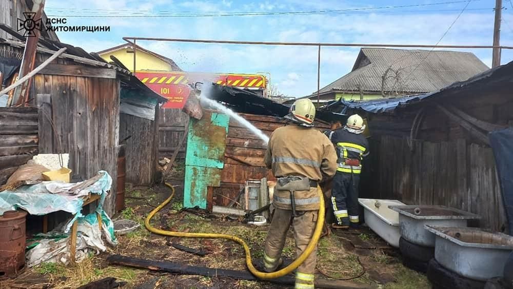В Овручі сталася пожежа в приватному домогосподарстві: неподалік будівлі господар спалював сміття