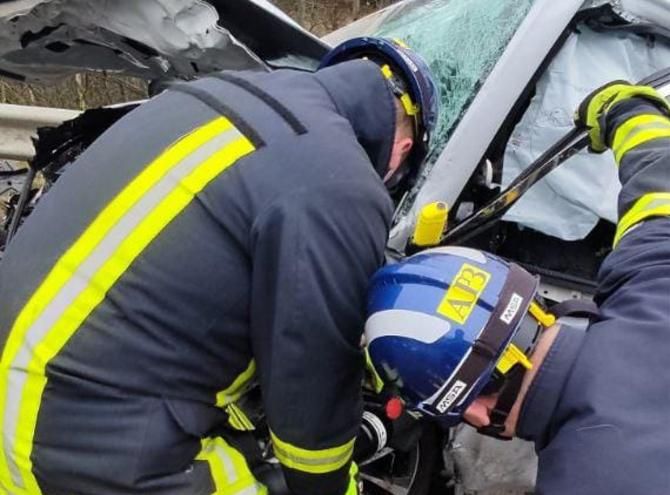 На автотрасі в Житомирській області після ДТП рятувальники деблокували з автівки тіла двох людей