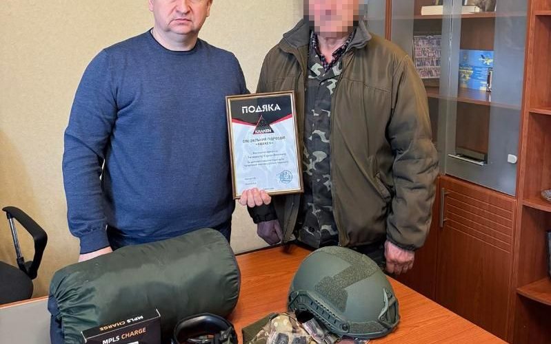 Громада Олевська підтримує односельців-захисників: передали тактичний шолом та навушники військовому
