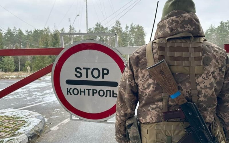 Замкнулись в авто біля прикордоння Житомирщини й ігнорували вимоги військових – адмінпротоколи отримали двоє чоловіків