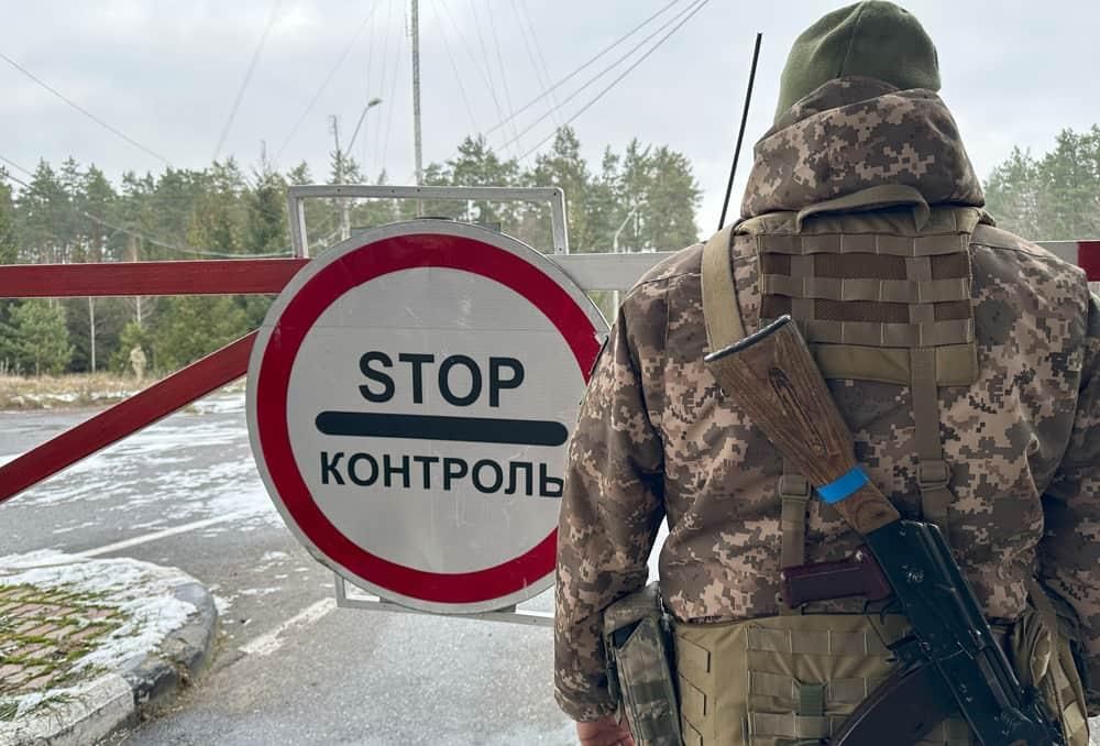 Замкнулись в авто біля прикордоння Житомирщини й ігнорували вимоги військових – адмінпротоколи отримали двоє чоловіків