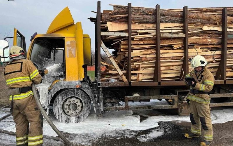 Неподалік одного з сіл Овруччини на дорозі горів вантажний автомобіль