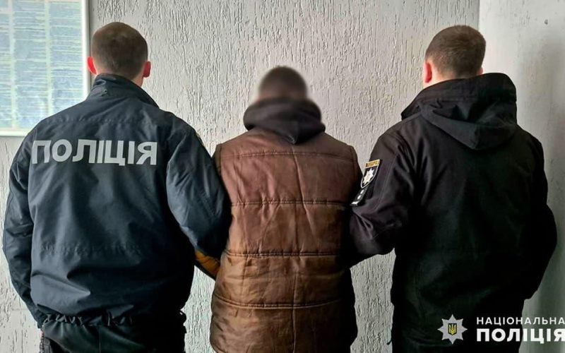 На Житомирщині чоловік побив та заштовхав 16-річного хлопця до багажника ВАЗу