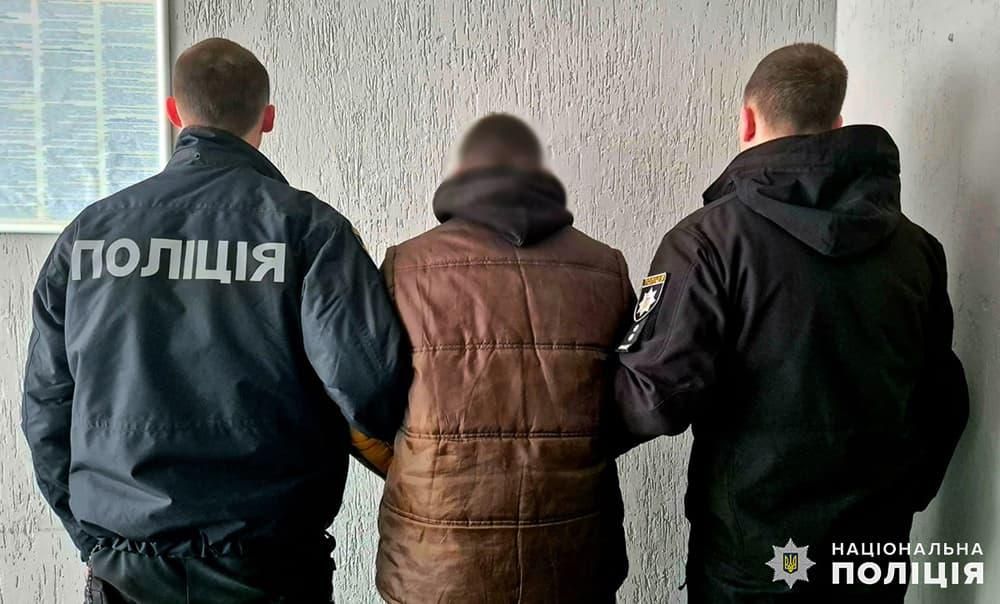 На Житомирщині чоловік побив та заштовхав 16-річного хлопця до багажника ВАЗу