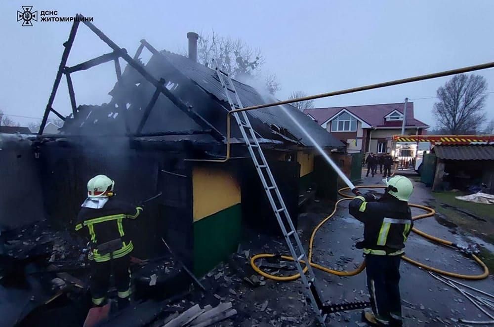 У селі на Овруччині горіла господарча будівля: рятувальники виявили тіло господаря